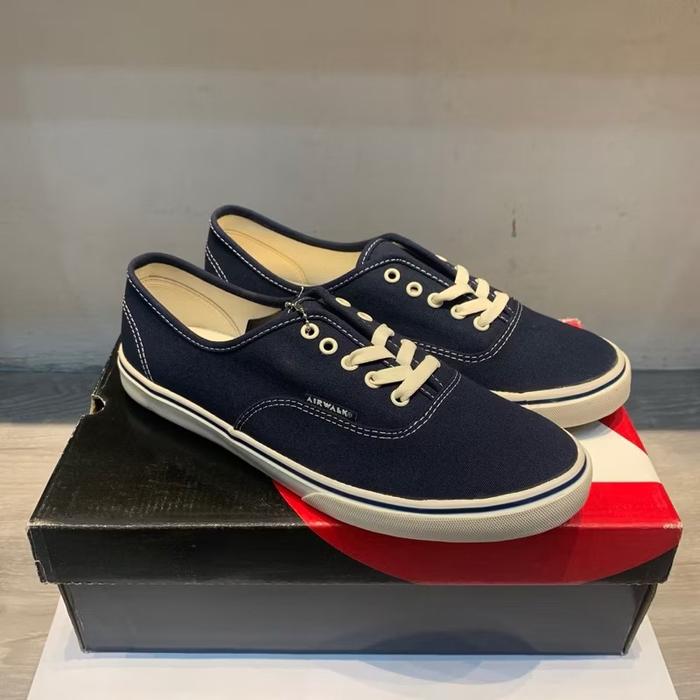Brand New - Airwalk - WS Canvas Basic - Navy - Size 9 UK / 10 US / EU 42