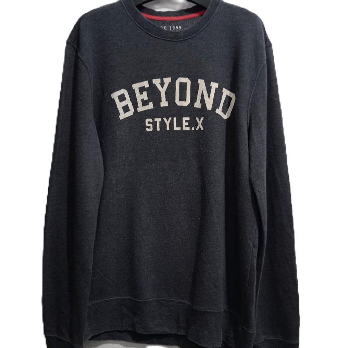 Beyond Style.X Sweater Hitam dengan Tulisan 'BEYOND STYLE.X' di Depan