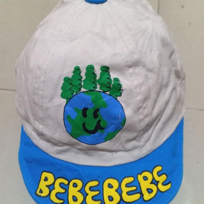 Topi Bebebebe dengan Desain Bumi dan Pohon Hijau - Topi Putih dengan Lengan Biru dan Tulisan Kuning