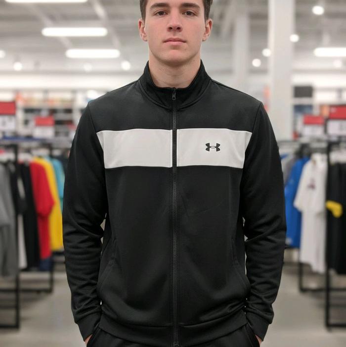 Under Armour Jaket Pria Hitam dengan Detail Putih untuk Kegiatan Olahraga dan Santai