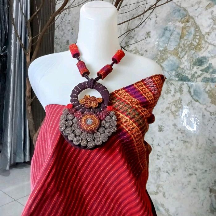 Kalung Etnik Ulos Handmade Batak Wanita 70cm Ulos Elegan Tali Adjustable Hijab Friendly untuk Acara 