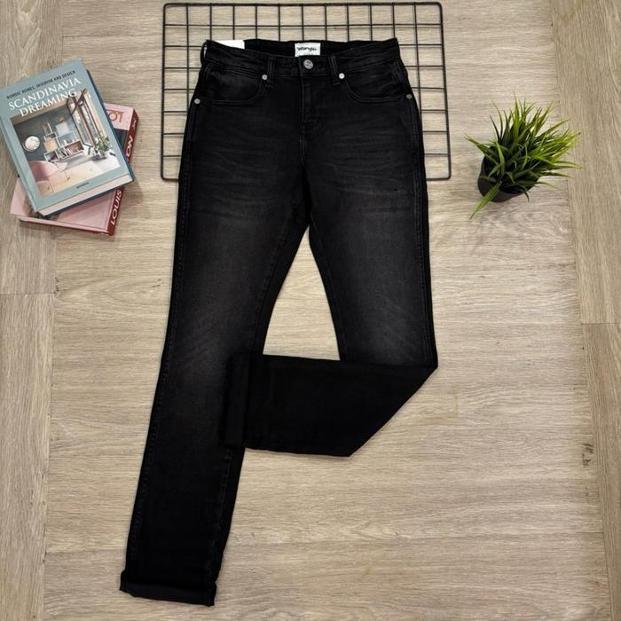 Celana Wrangler Original // VEGAS SKINNY TAPERED Jeans Pria Panjang Hitam