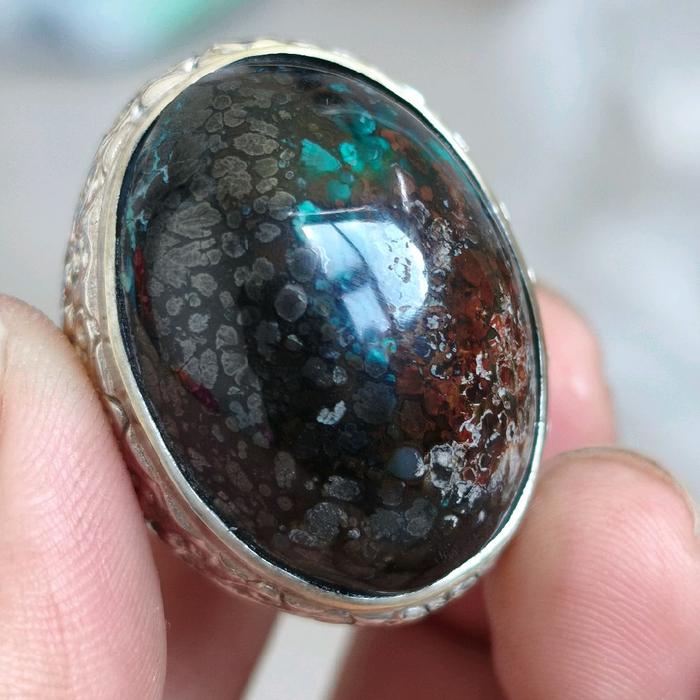 batu cincin bacan kura kombinasi warna warna hitam hijau dan merah kura Ternate