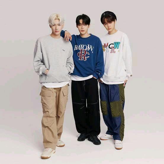 Zerobaseone ZB1 x Romantic Crown Athletic Logo Crewneck Top 23F/W Jiwoong Korean Original Ukuran S D