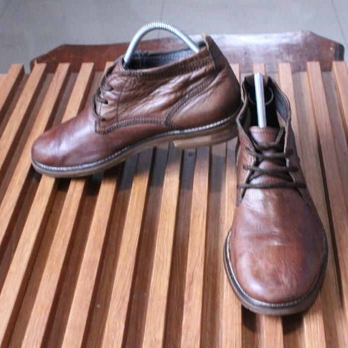 Chukka boot kulit keren" Cole Haan" upper kulit asli.  outsole kokoh.  size 41,5 insole 265. keren m