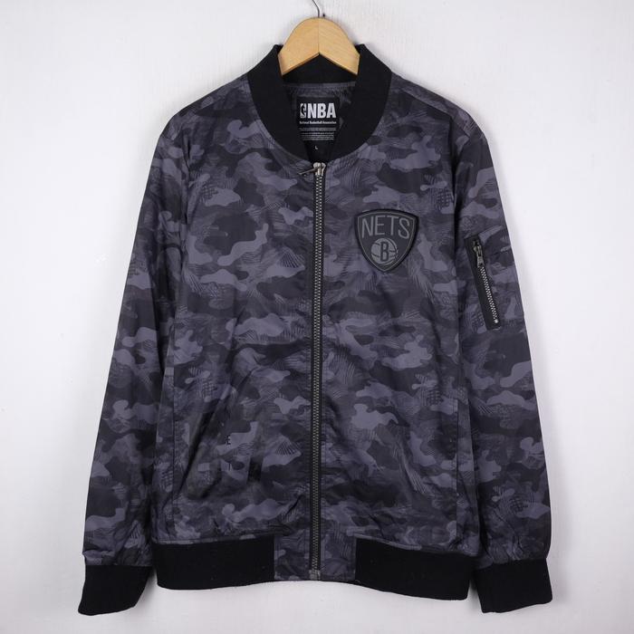 JAKET NBA BROOKLYN NETS CAMOUFLAGE BOMBER JK345 SIZE L