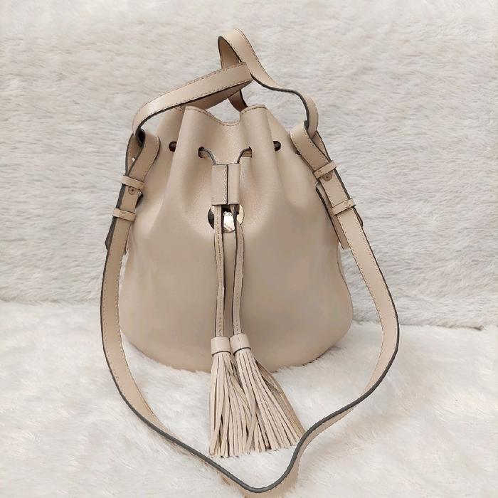 Breal Shoulder Bag dengan Tassel Elegan dan Desain Minimalis untuk Tampilan Modern Anda