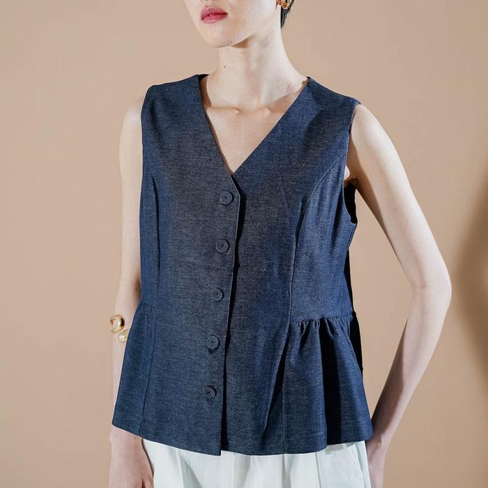 This Is April Agatha Vest Rompi Wanita Tanpa Lengan Gaya Korea Minimalist Wear Outerwear Ruffle Baju