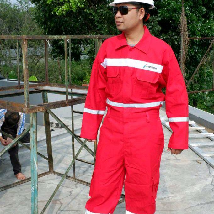 Pertamina Wearpack Pertamina Terusan Merah dengan Reflektor Putih untuk Keamanan Kerja