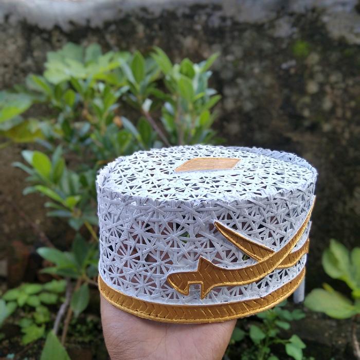 Peci anyaman bambu putih gold motif pedang