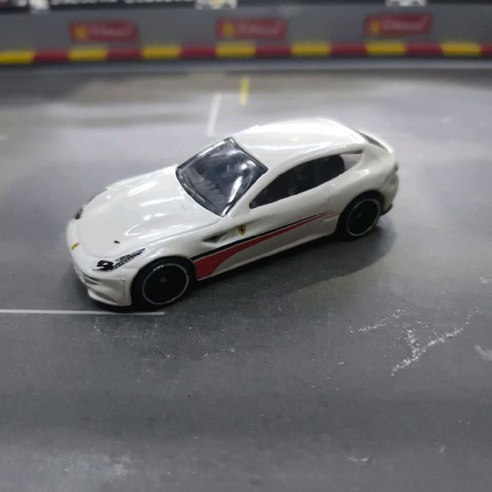 hotwheels Ferrari ff white giftpack