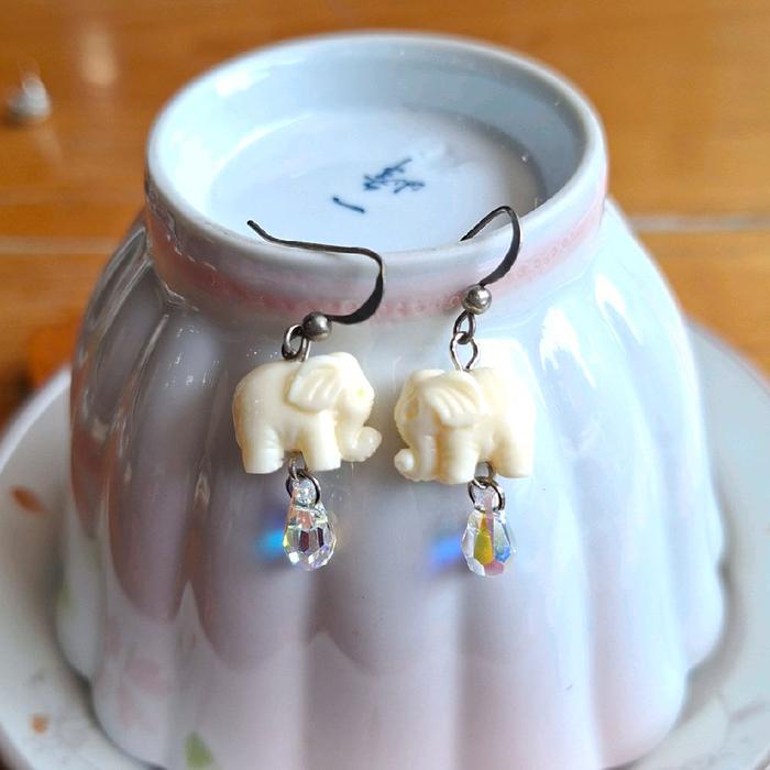 Preloved Anting Earrings Gajah Elephant Putih White Crystal Kristal Teardrop Woman Accessories Akses