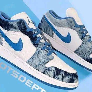 Nike Sepatu Sneaker Jordan 1 Low Denim Biru Putih dengan Logo Nike Biru