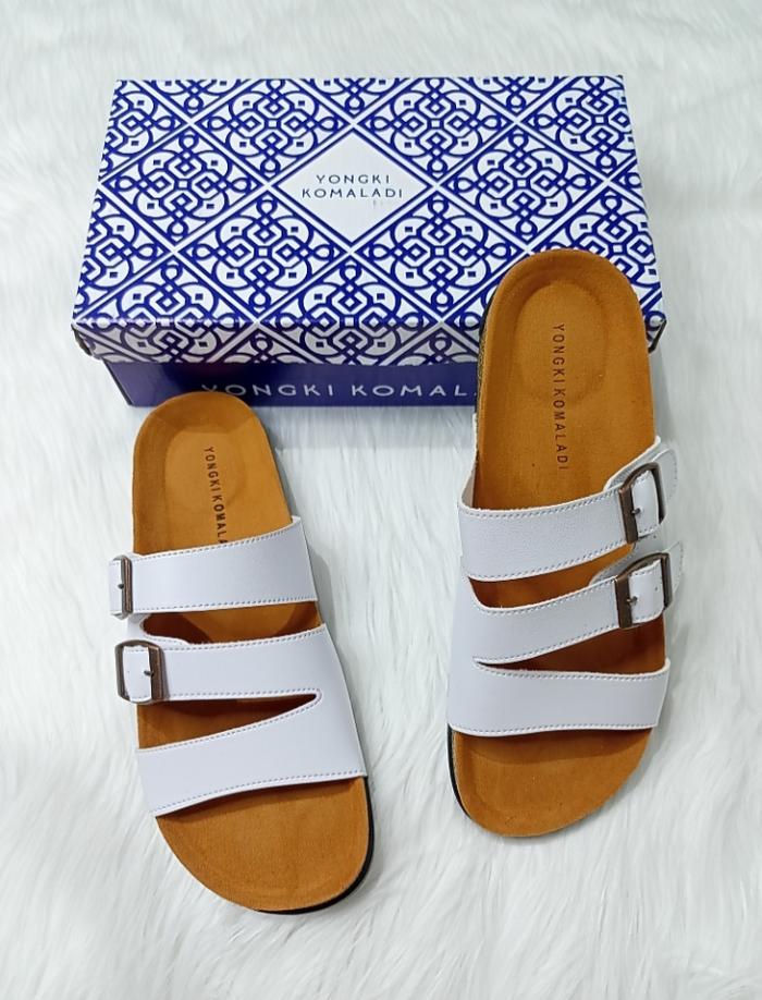 Yongki Komaladi Sandal Laki-laki Zet130322004 Putih Jepit Nyaman Desain Modern Branded Matahari deng