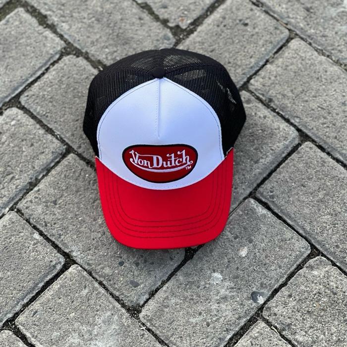 Von Dutch Topi Trucker Hitam Putih Merah dengan Logo Merah untuk Gaya Kasual