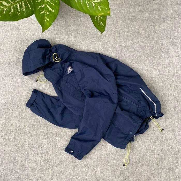 Jacket outdoor gorpcore waterproof New Balance dark navy super cakep banget warna pekat like new