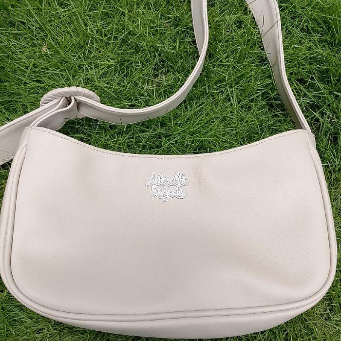 Tas adorable project                                    Tas Selempang Wanita Putih dengan Desain Ele