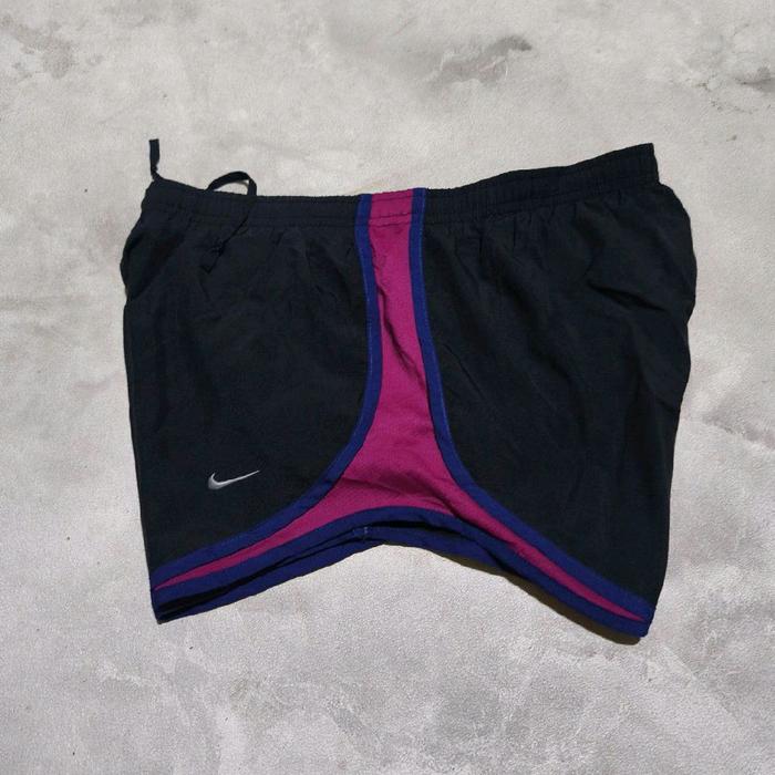  Celana pendek olahraga wanita nike running hitam ungu bekas