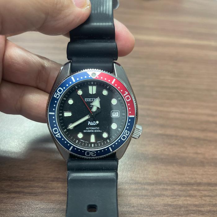 Jam Tangan Seiko Prospex Padi SPB08J1 dengan Tali Hitam dan Dial Biru Merah Original