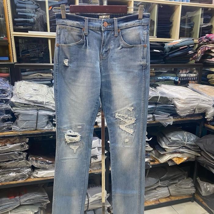 Wrangler Celana Jeans Original Vegas dengan Desain Ripped dan Warna Biru