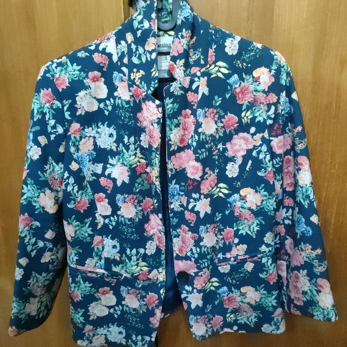 Blazer Bershka Bunga Biru dengan Desain Floral dan Kantong Samping Wanita [Preloved]