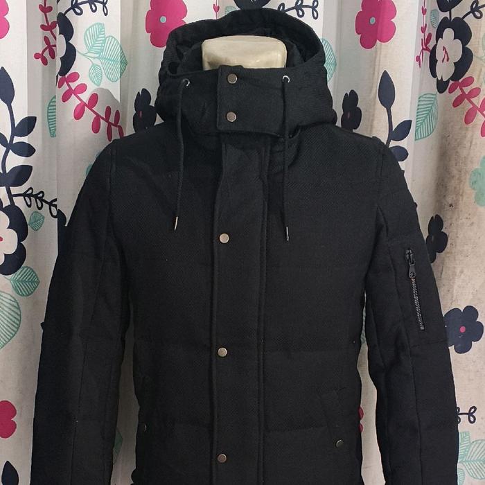 NICOLE HIDEAWAYS Jaket Bulu Angsa Hitam dengan Desain Modern dan Nyaman untuk Penggunaan Sehari-hari
