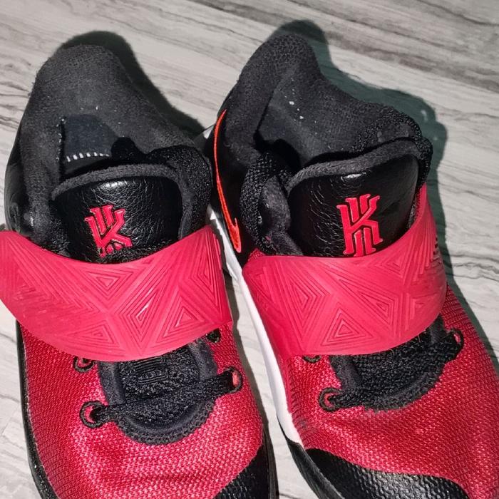 Nike Sepatu Anak-Anak Kyrie Original Hitam Merah dengan Desain Tali Merah dan Logo Merah