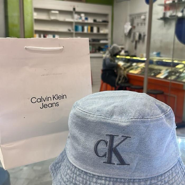 Calvin Klein Jeans Topi dengan Logo CK Biru Denim dari Merek Calvin Klein Jeans