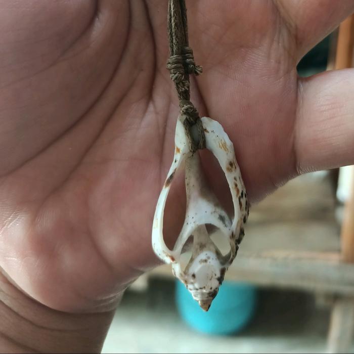 Kalung bentuk cangkang keong