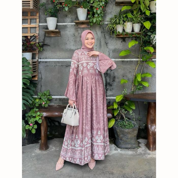 ￼Wearing Klamby KAMBERA DRESS ROSEWOOD | Rora Gallery