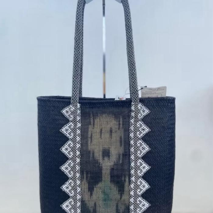 Manika Kaltim - Tote Bag Tanyonik Black Edition Tenun Motif Patung Dayak Kalimantan