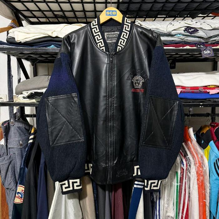 Versace Jaket Original Kulit Pria dengan Desain Eksklusif dan Detail Logo Versace Cowok Casual Hitam