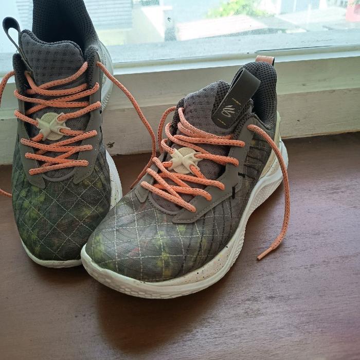 Under Armour Curry 10 Treasure Island Basketball Shoe size 44 (no dus)