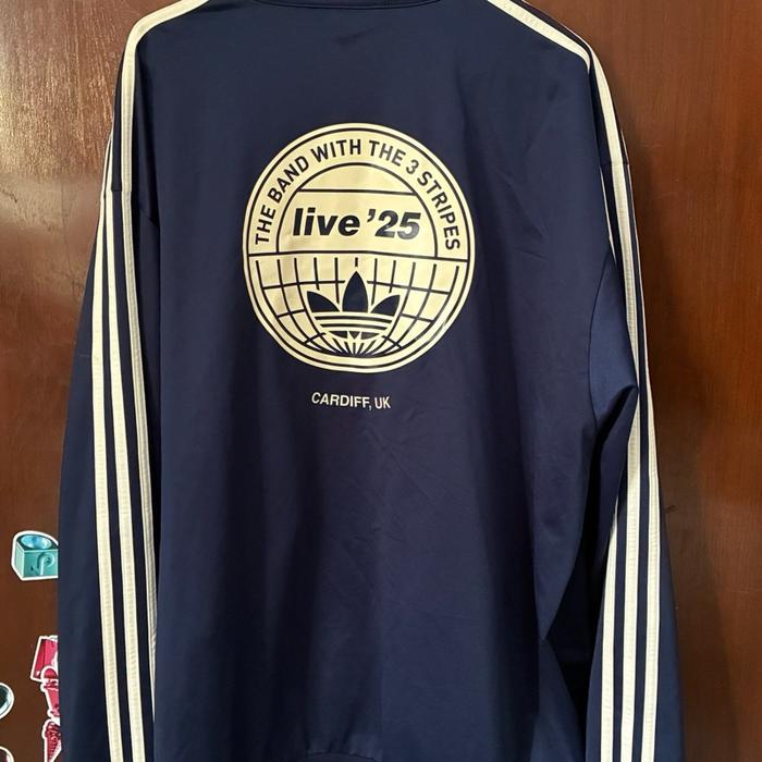 Adidas x Oasis Cardiff UK Live 25 Pertama Kali Navy Original Beli Dengan Logo 3 Stripes dan Teks Liv