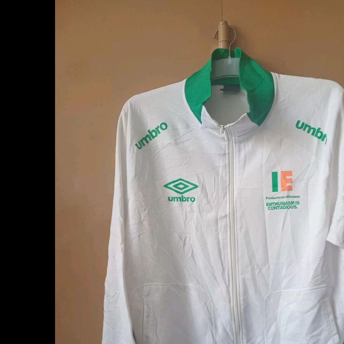 Umbro Jaket Tracktop Putih Original dengan Logo Hijau dan Desain Zipper Full