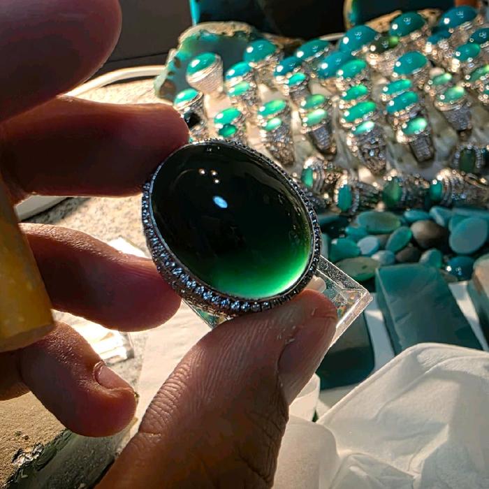 Batu Bacan Hijau Mewah Style Botol Warna Solid Bahan Coklat Merah untuk Tampilan Elegan