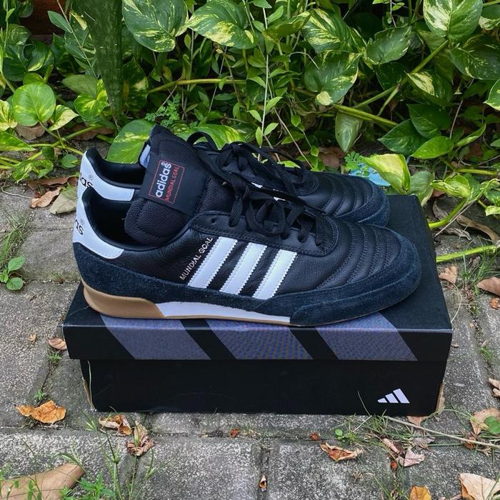 Adidas Sepatu Futsal Mundial Goal Original Hitam dengan Tiga Garis Putih dan Sol Karet