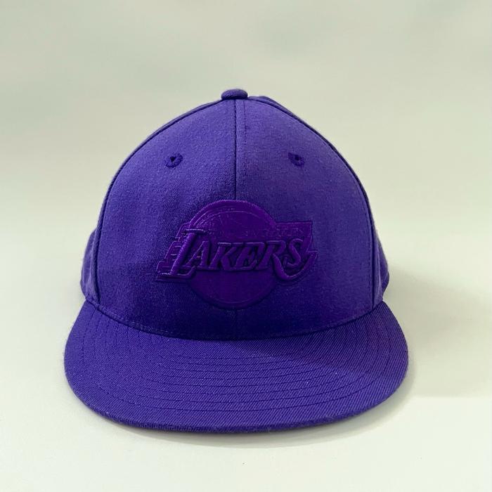 Adidas x NBA Lakers 210 Fitted by Flexfit  – Topi NBA Original