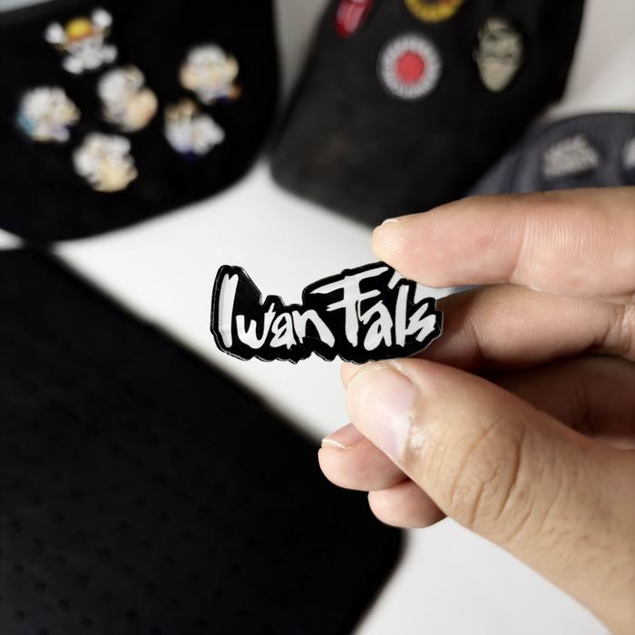 Iwan Fals - Pin Acrylic Enamel Pin Style Aksesoris buat Tas, Jacket, Topi Akrilik Clips
