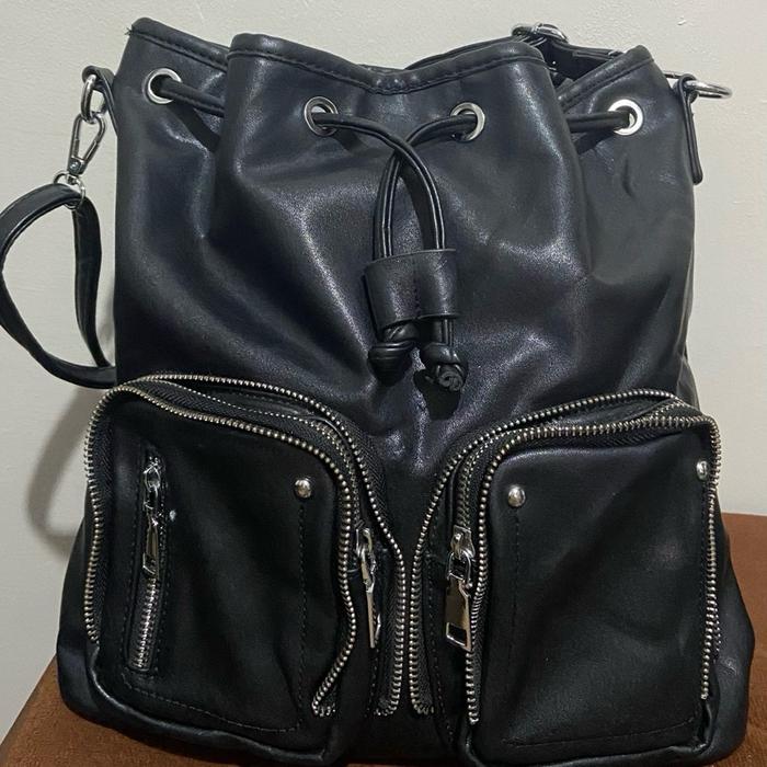 Tas Hobo Kulit Mantul dengan Desain Zipper Ganda dan Tali Serut untuk Gaya Modern
