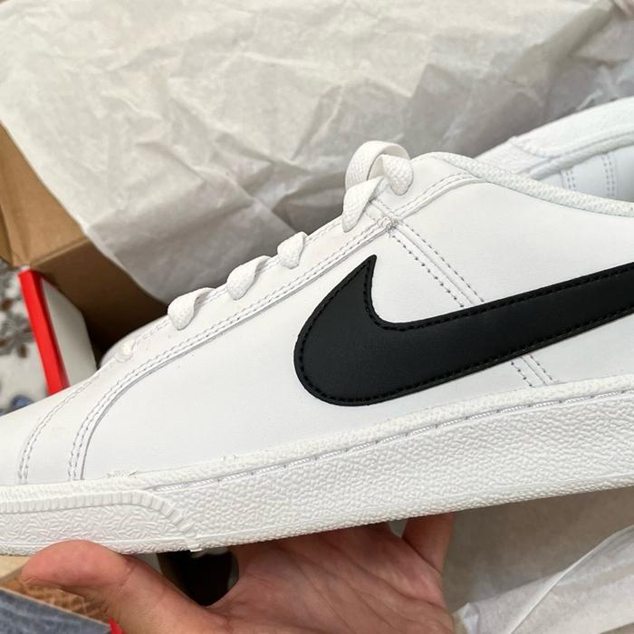 Nike Courtvision Ukuran 42 Sepatu Sneakers Putih dengan Logo Hitam untuk Pria dan Wanita