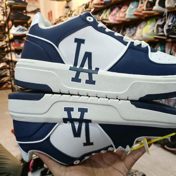 Sepatu Sneakers MLB LA Pria Size 43 dengan Desain Selempang yang Menarik - Shoes
