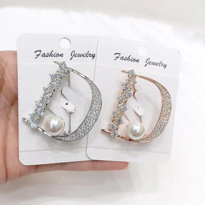 Dapatkan Bros Fashion D Mutiara Diamond Cubic Sirconia / Bros Hijab Huruf D Pearl / Bros Jilbab Peni