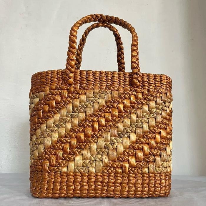 Tas Ilung Keranjang Batik Khas Amuntai Kal-sel dengan Desain Tradisional dan Tali Tangan yang Nyaman