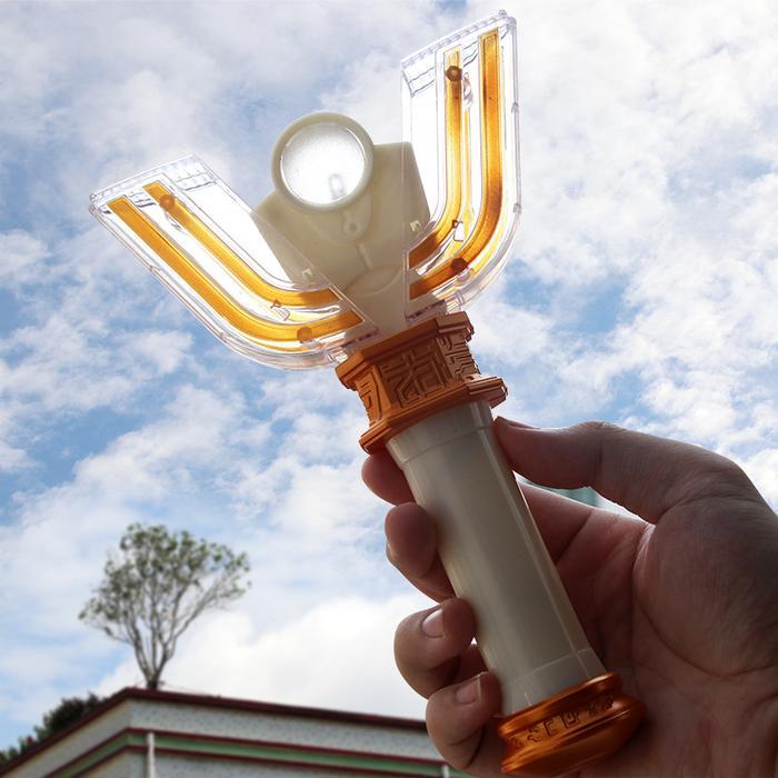 Senjata Ultraman Tiga God Light Rod Summoner Dengan Suara