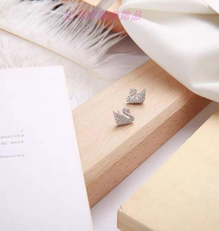 A106 Anting Wanita Titanium Anti Karat Model Angsa Putih Mini NEW Emas Gold