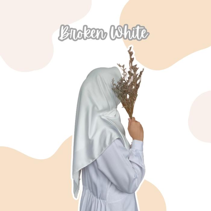 Hijab Broken White Satin Segiempat Putih Tulang 105cm x 105cm Square Hijabs Muslim Kerudung Basic Le