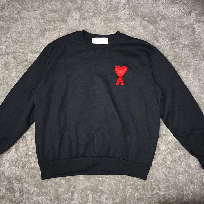 Crewneck Ami Paris black dengan logo hari merah