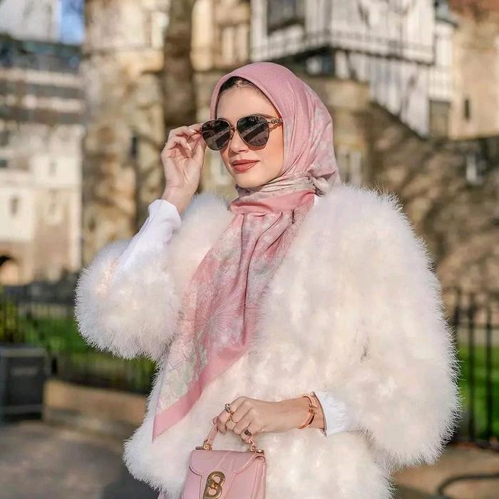 Voal motif Buttonscarves KW pin B+POUCH BOX British holiday disney terbaru