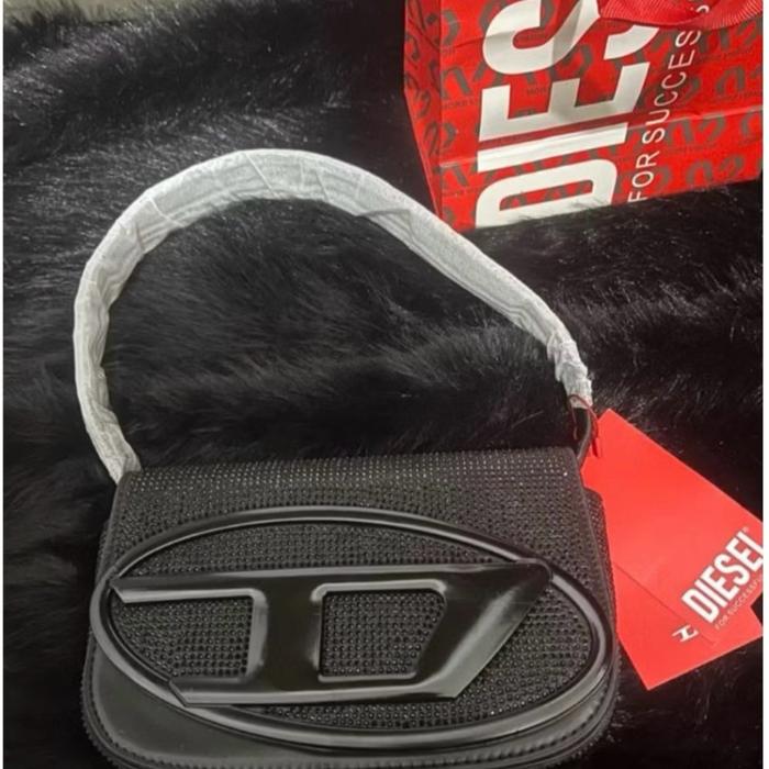 Diesel Tas Wanita Glitter Silver dengan Desain Elegan dan Praktis untuk Kegiatan Sehari-hari Selempa